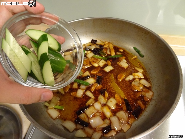 [chef料理廚房]"歪"國人覺得很怪的美味大變身。宮保皮蛋。(非黑暗料理)