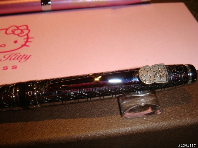 當日本Hello Kitty凱蒂貓遇上美國名筆大廠CROSS!美日混血的結晶