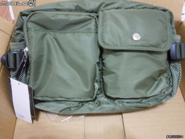CP值很高的 UNIQLO肩包