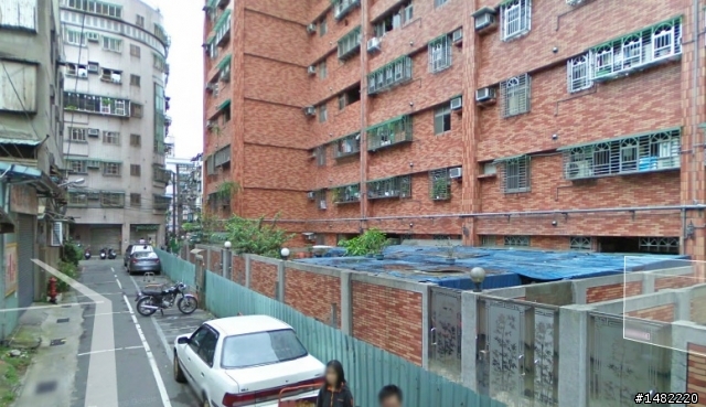 請問道路利用鐵皮隔開，這樣是否合宜??
