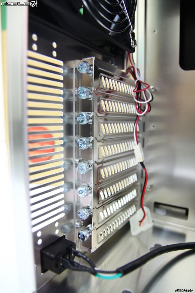 [平民開箱] 全鋁機殼 LIAN LI 聯力 最新小機殼大空間 PC-A05FN (USB3.0) 火熱裝機