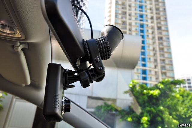 善用身邊的小東西將行車紀錄器固定在後視鏡上