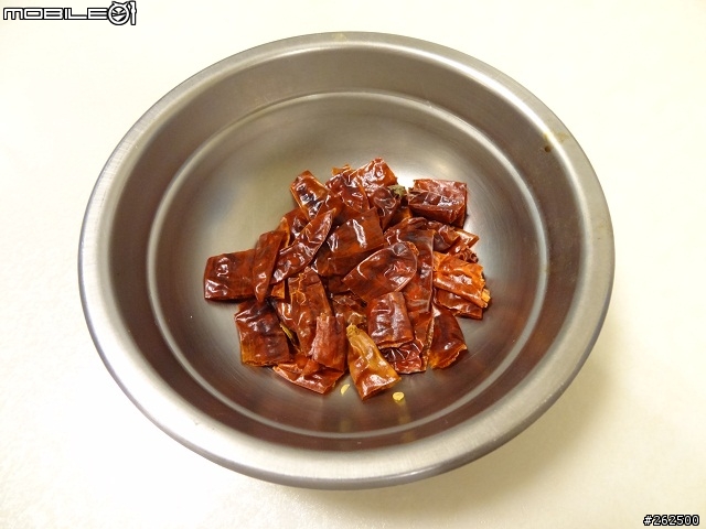 [chef料理廚房]"歪"國人覺得很怪的美味大變身。宮保皮蛋。(非黑暗料理)