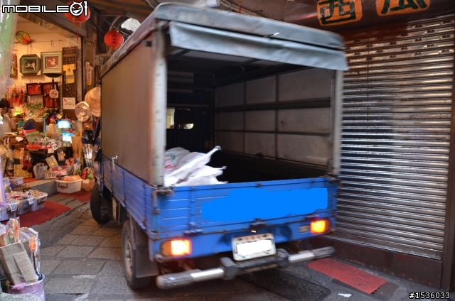開著Luxgen SUV就是沒本事輕鬆彎進九份老街中