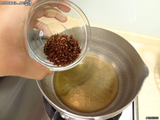 [chef料理廚房]"歪"國人覺得很怪的美味大變身。宮保皮蛋。(非黑暗料理)