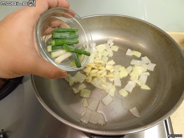 [chef料理廚房]"歪"國人覺得很怪的美味大變身。宮保皮蛋。(非黑暗料理)