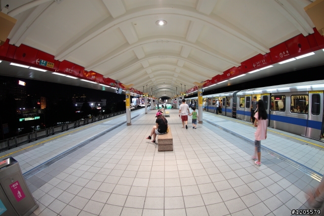 Canon EF 8-15mm F4L USM 變焦魚眼小測試