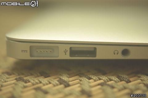 [不專業開箱] Ｍacbook Air 2011 11" 港版快速開箱...