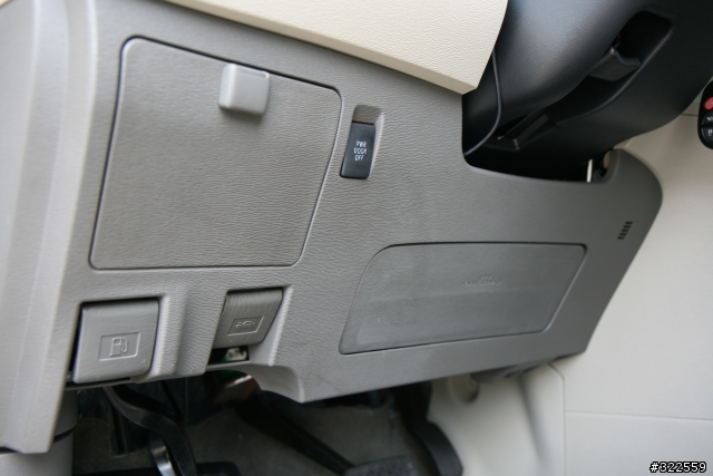 分享(開箱照)~美式家庭mini van~2011 TOYOTA  SIENNA LE款  (圖多)