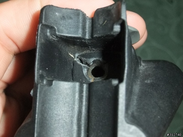 請問大家的 TOPEAK 蛋蛋包 固定座會這樣嗎？ 我的正常使用裂開了