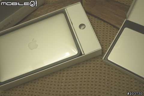 [不專業開箱] Ｍacbook Air 2011 11" 港版快速開箱...