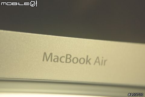 [不專業開箱] Ｍacbook Air 2011 11" 港版快速開箱...