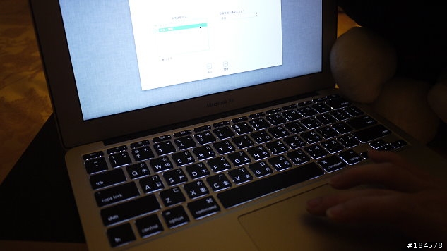 [開箱] 台灣版2011 年11' MAC book AIR 攻頂版開箱