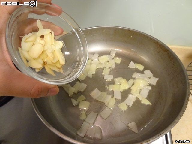 [chef料理廚房]"歪"國人覺得很怪的美味大變身。宮保皮蛋。(非黑暗料理)