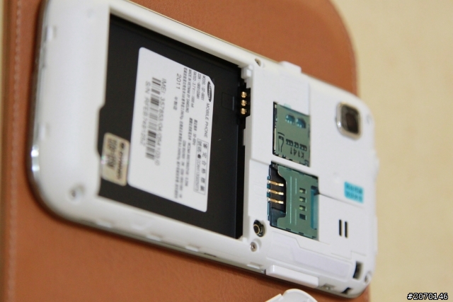 Samsung i9001 極速機 開箱文  (白色款唷! )       (一定要看到最後唷, 有 脫光光 火辣model ...)