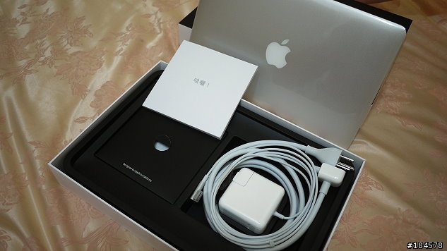 [開箱] 台灣版2011 年11' MAC book AIR 攻頂版開箱
