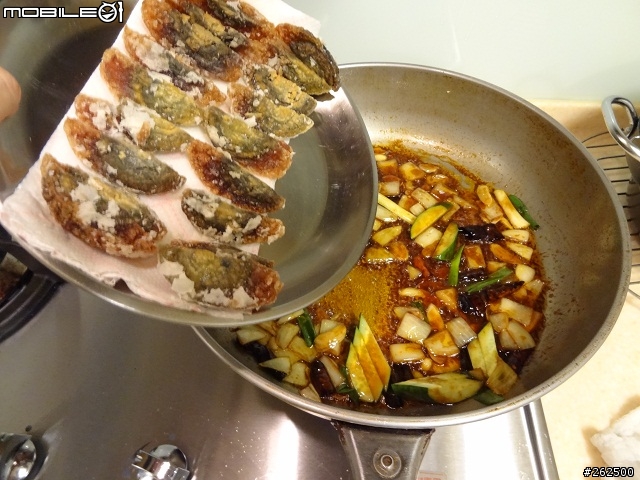 [chef料理廚房]"歪"國人覺得很怪的美味大變身。宮保皮蛋。(非黑暗料理)