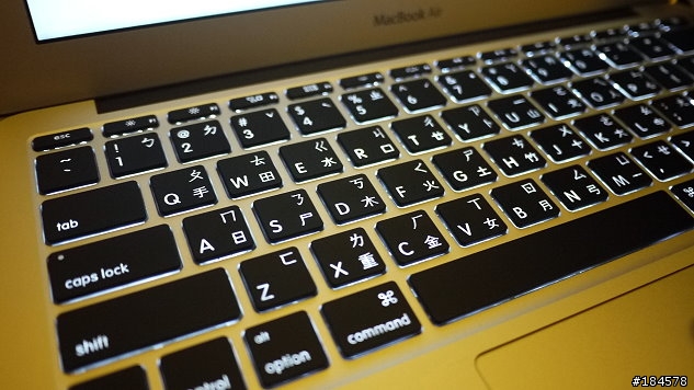 [開箱] 台灣版2011 年11' MAC book AIR 攻頂版開箱