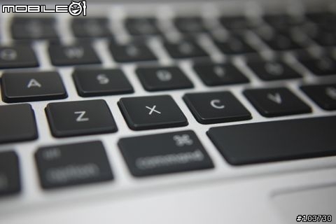 [不專業開箱] Ｍacbook Air 2011 11" 港版快速開箱...