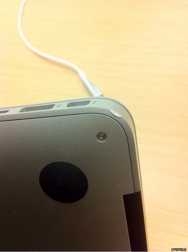 11' MacBook Air真耐摔...