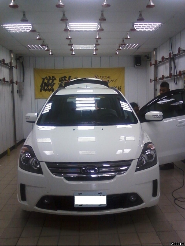 2011年 7月 I-MAX 白色5人座開箱(8/4加裝中央頭枕和8/5磁釉鍍膜)