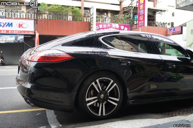 我家巷口的Panamera 4S (新手試拍.)