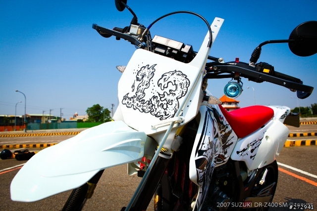 [開箱] 來自日本的街頭滑胎風  DR-Z400 SM