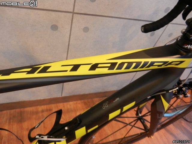 有點黃的消光黑  2012    FUJI  ALTAMIMRA 1.0