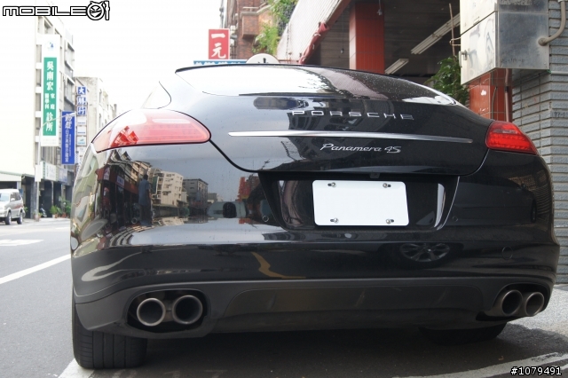 我家巷口的Panamera 4S (新手試拍.)
