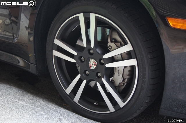 我家巷口的Panamera 4S (新手試拍.)