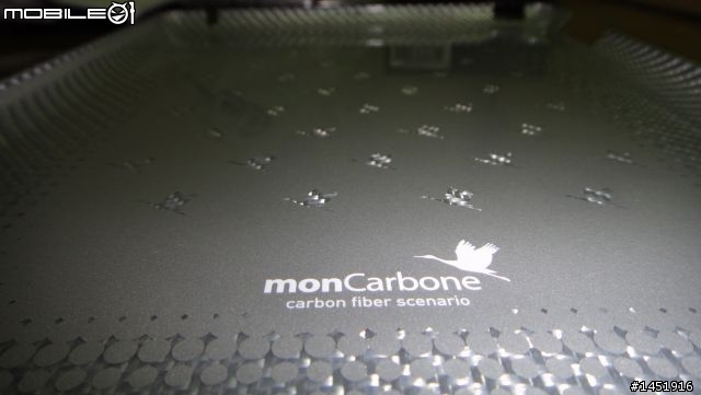 monCarbon for iPad2 "銀色"碳纖維背蓋開箱