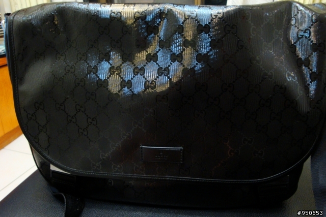 GUCCI 黑色漆亮面防水布斜背包.(同場加映HOLLISTER長袖帽T襯杉)