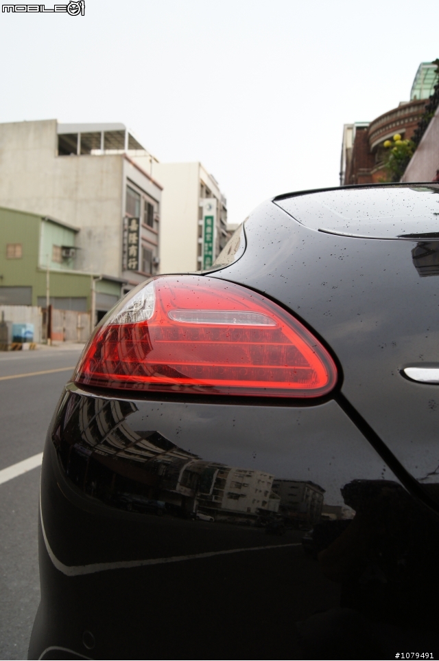 我家巷口的Panamera 4S (新手試拍.)
