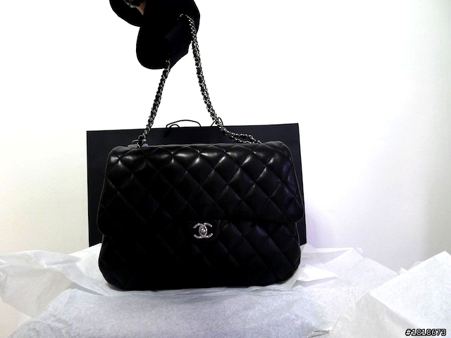 終於找到雙C CHANEL 格紋 大大的 相機包 了！！