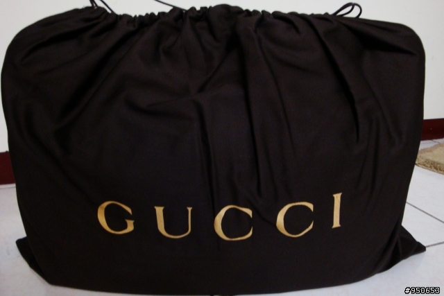 GUCCI 黑色漆亮面防水布斜背包.(同場加映HOLLISTER長袖帽T襯杉)