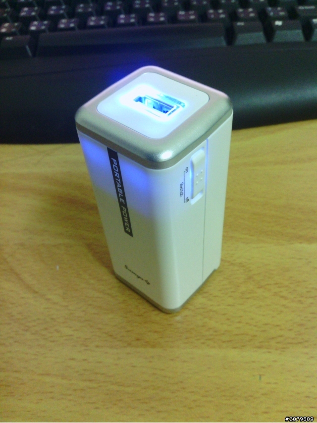 超划算的行動電源E-400與數位狂潮雜誌分享
