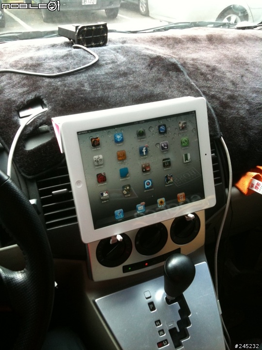 IPAD2 VS MAZDA5 車用架分享。