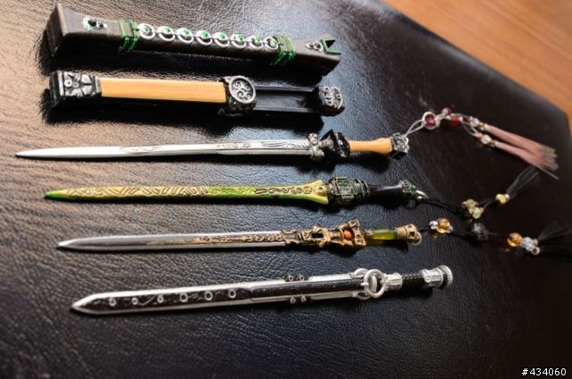倚箏天波觀浩渺，蒼音掀濤洗星辰，白虹貫日掃魔蕩，明玥當空照古今