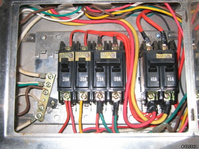 這樣的電箱配置算有搭地排嗎？