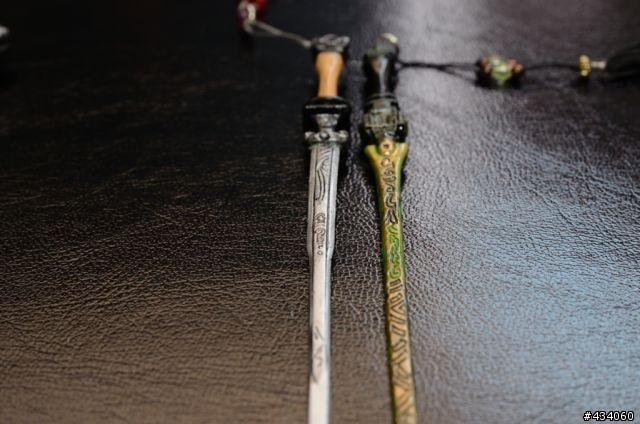 倚箏天波觀浩渺，蒼音掀濤洗星辰，白虹貫日掃魔蕩，明玥當空照古今