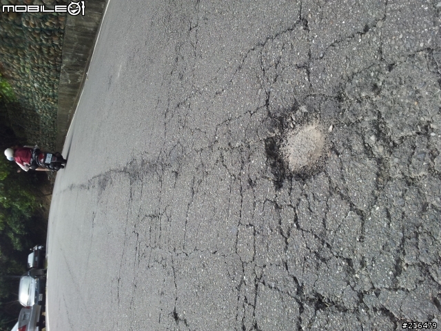 關於騎公路車遇到坑洞摔車的問題，請問可以申請國賠嗎?