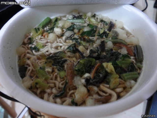 吃宵夜了!!XD伊藤山菜簥麥麵
