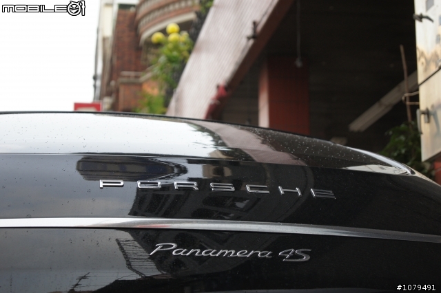我家巷口的Panamera 4S (新手試拍.)