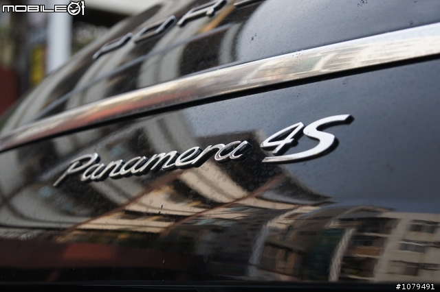 我家巷口的Panamera 4S (新手試拍.)