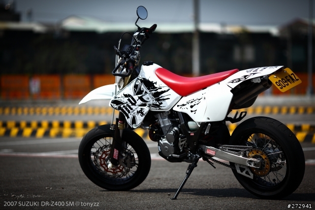 [開箱] 來自日本的街頭滑胎風  DR-Z400 SM