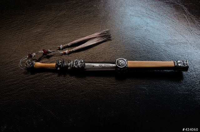倚箏天波觀浩渺，蒼音掀濤洗星辰，白虹貫日掃魔蕩，明玥當空照古今