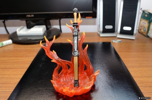 倚箏天波觀浩渺，蒼音掀濤洗星辰，白虹貫日掃魔蕩，明玥當空照古今