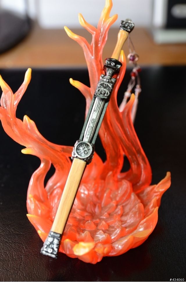 倚箏天波觀浩渺，蒼音掀濤洗星辰，白虹貫日掃魔蕩，明玥當空照古今