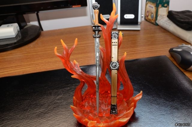 倚箏天波觀浩渺，蒼音掀濤洗星辰，白虹貫日掃魔蕩，明玥當空照古今
