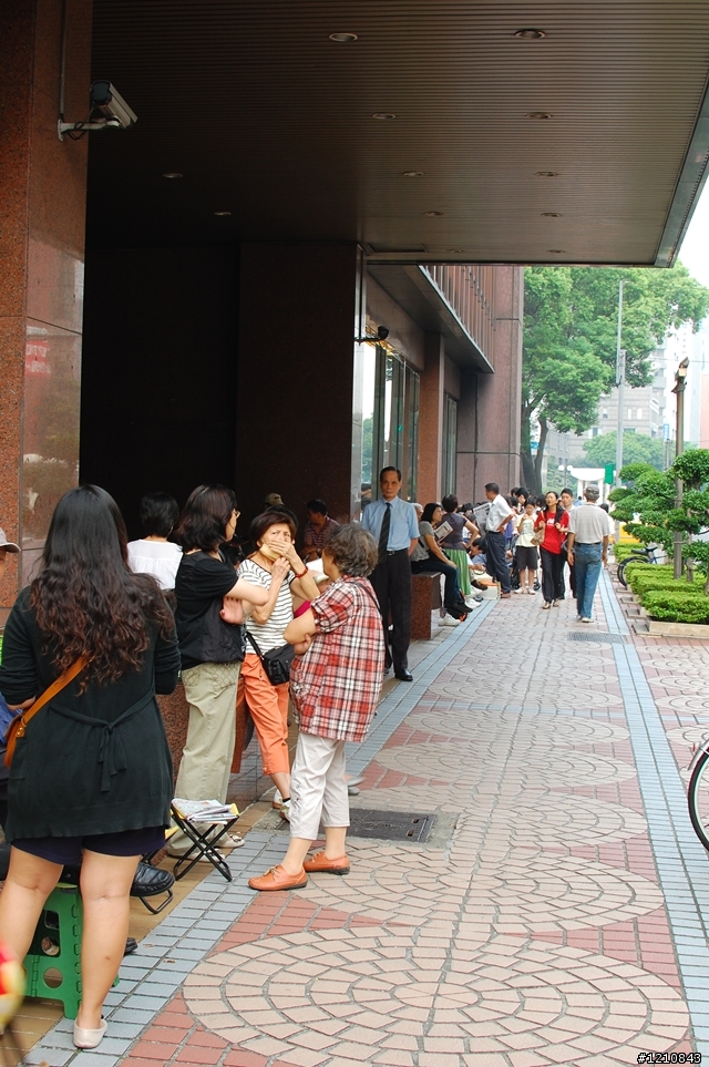 台灣人的排隊風範 -  熱騰騰分享，慶祝建國一百年壹佰圓券三開典藏版